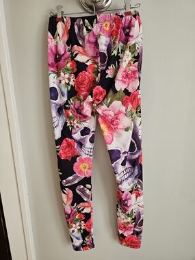EUC Sissycos Skull and Floral Leggings Size Large